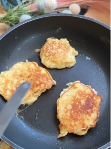 Gib den Teig portionsweise in die Pfanne und backe die Pfannkuchen von beiden Seiten goldbraun.