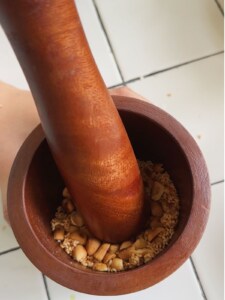 Crush the peanuts and sesame seeds.