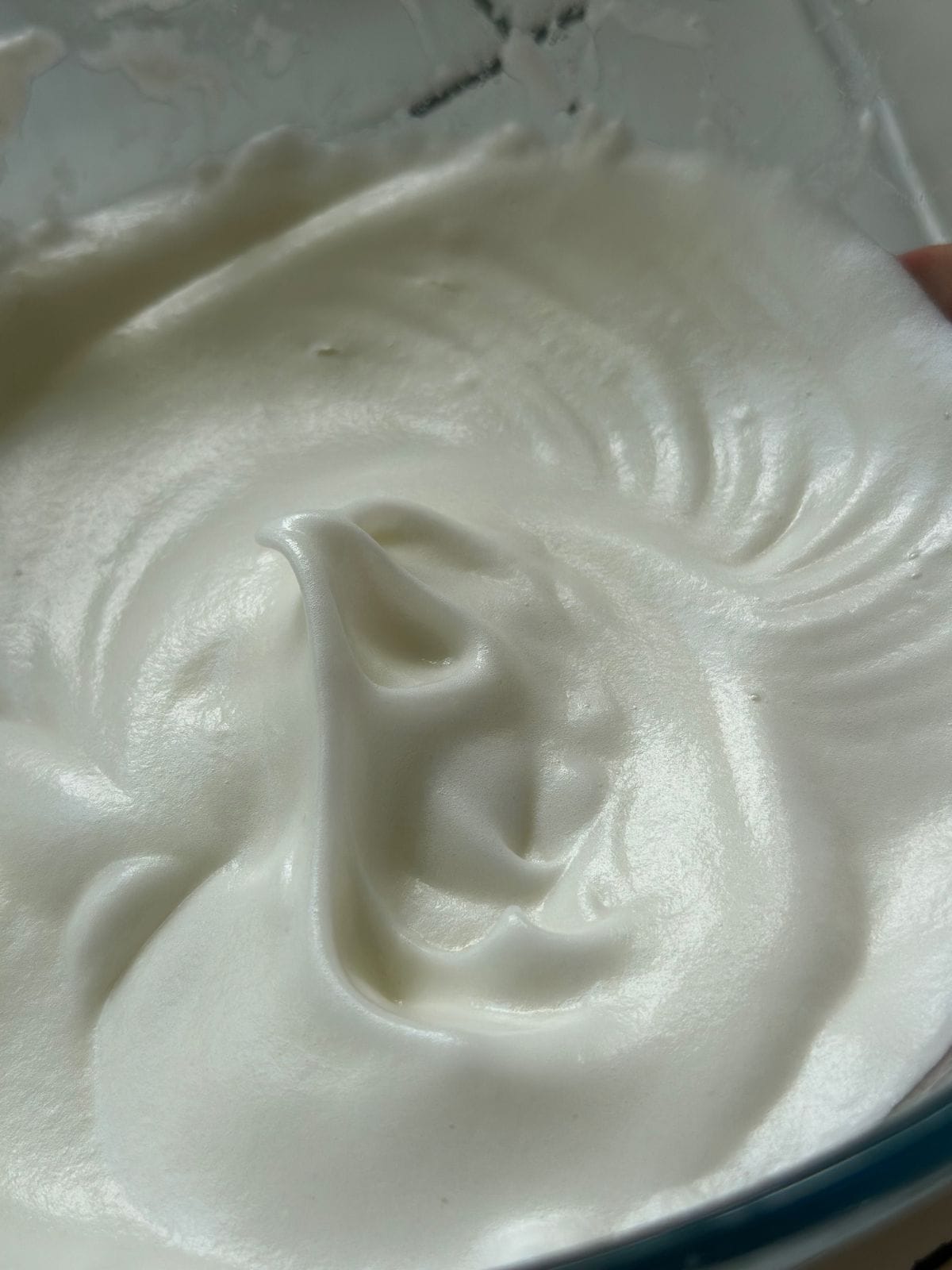 Fluffiger Chiffon Kuchen / Chiffon Cake / シフォンケーキ Beat egg whites until sniff peak.