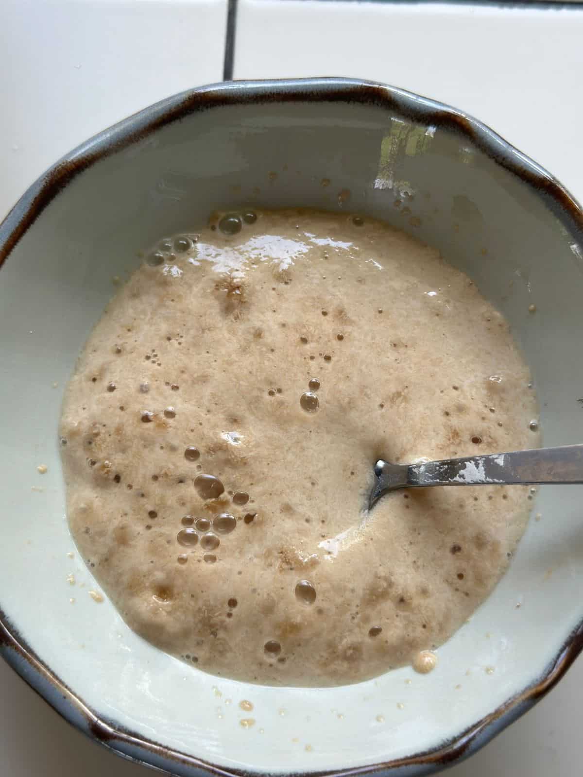 Vietnamesischer Pandan-Wabenkuchen (Bánh Bò Nướng) Activate the yeast.