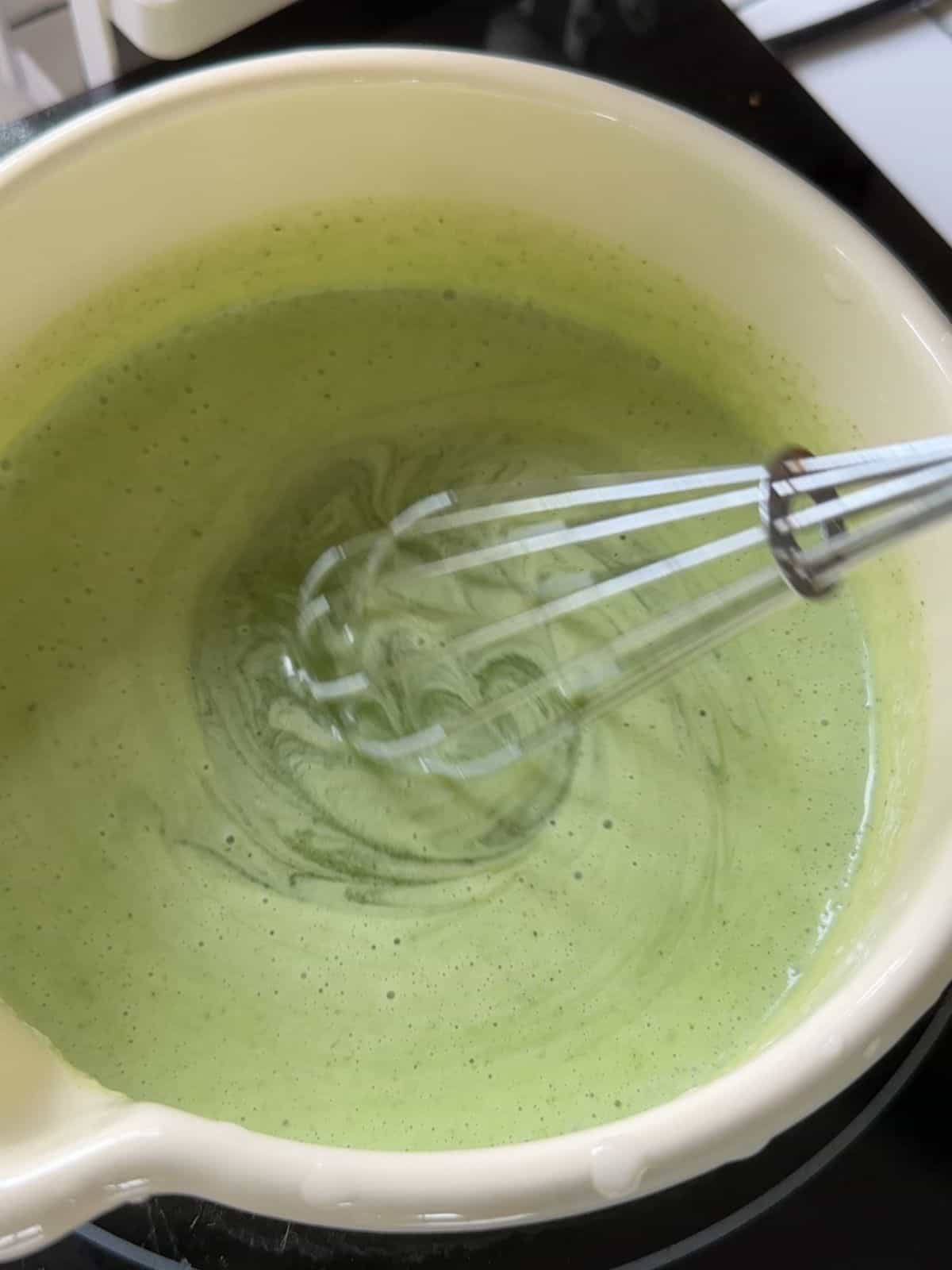 Vietnamesischer Pandan-Wabenkuchen (Bánh Bò Nướng) Combine coconut milk, sugar and pandan extract.