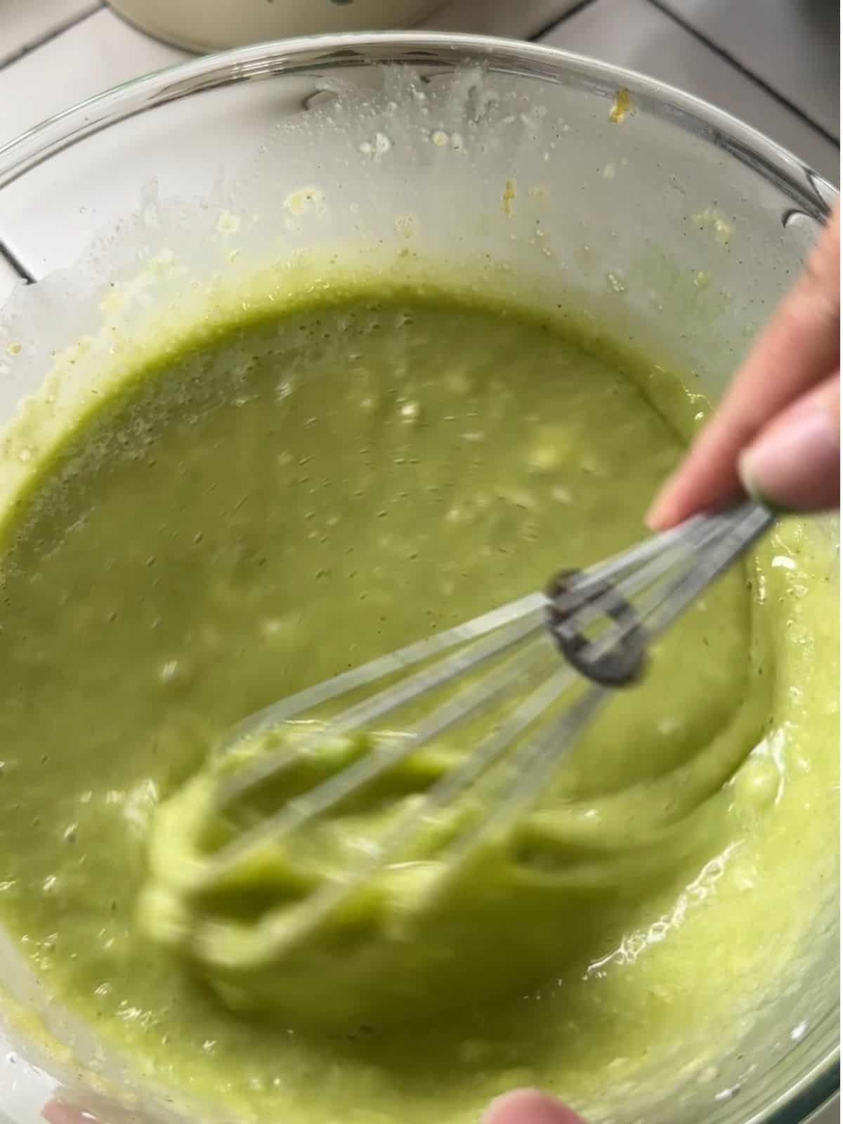 Vietnamesischer Pandan-Wabenkuchen (Bánh Bò Nướng) Mix tapioca starch, flour with eggs and coconut milk mixture.