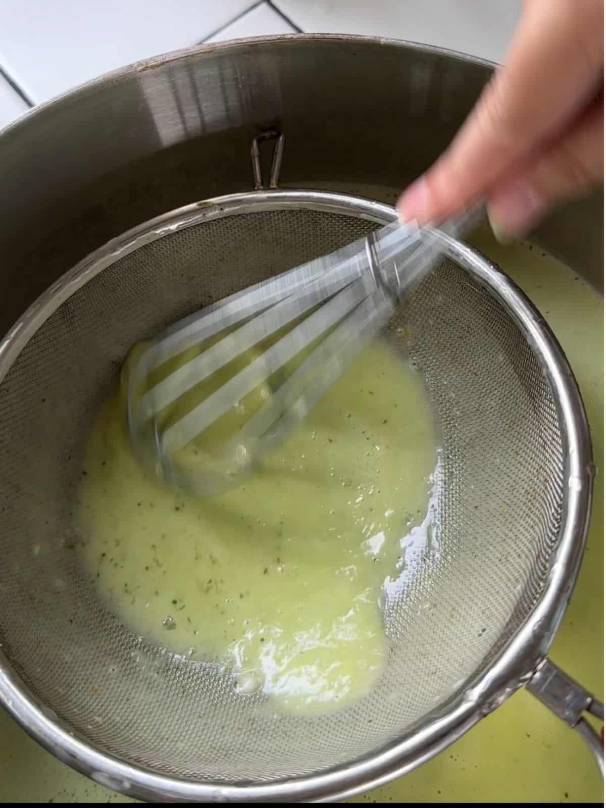 Vietnamesischer Pandan-Wabenkuchen (Bánh Bò Nướng) Mix in the baking powder.