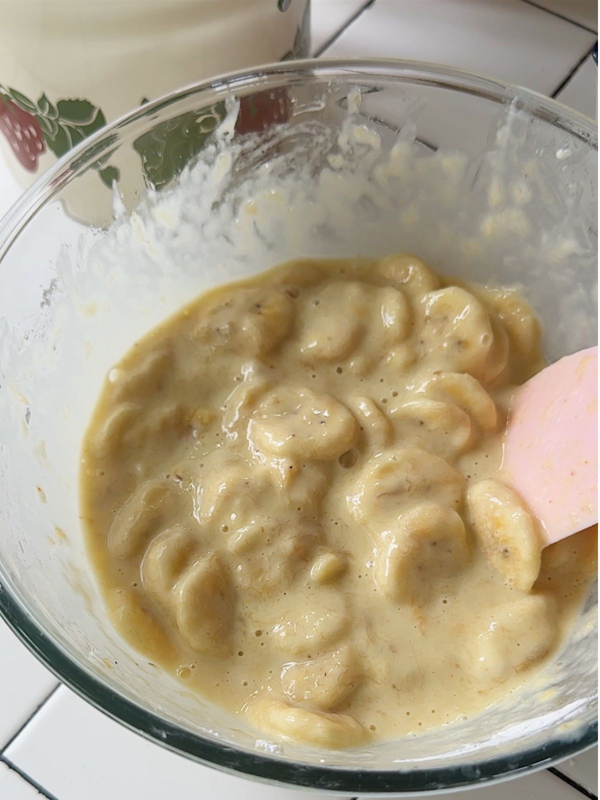 Vietnamesischer Gedämpfter Bananenkuchen (Bánh Chuối Hấp) Mix banana with ingredients.
