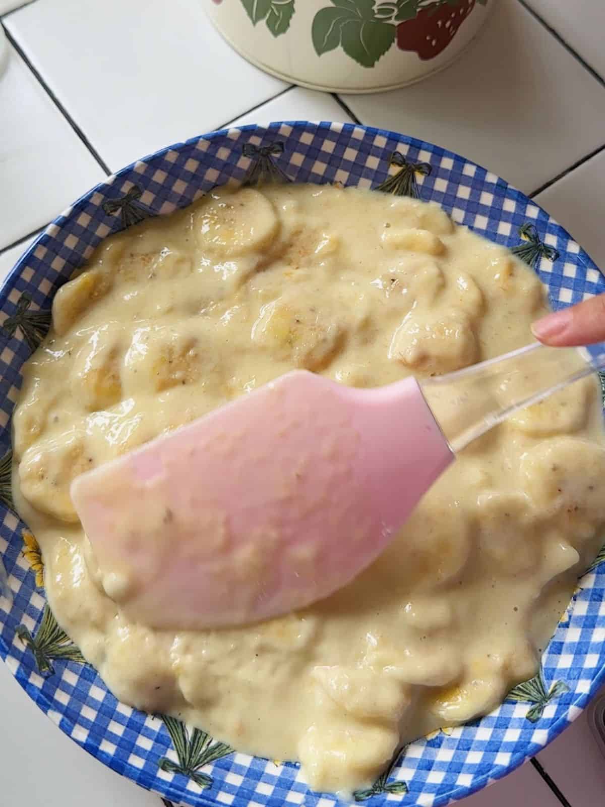 Vietnamesischer Gedämpfter Bananenkuchen (Bánh Chuối Hấp) Spread the banana mixture into a greased pan.