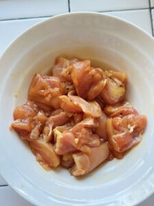 Das Huhn mit Sojasauce und gemahlenem schwarzen Pfeffer würzen