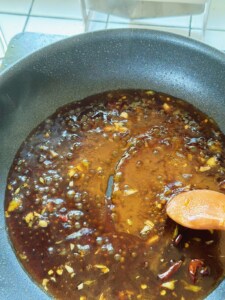 die Sauce kochen