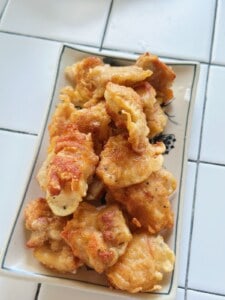frittiertes Hähnchen auf einem Teller