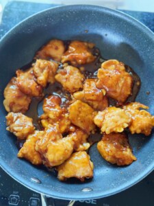 Das Hähnchen mit der Sauce vermengen.