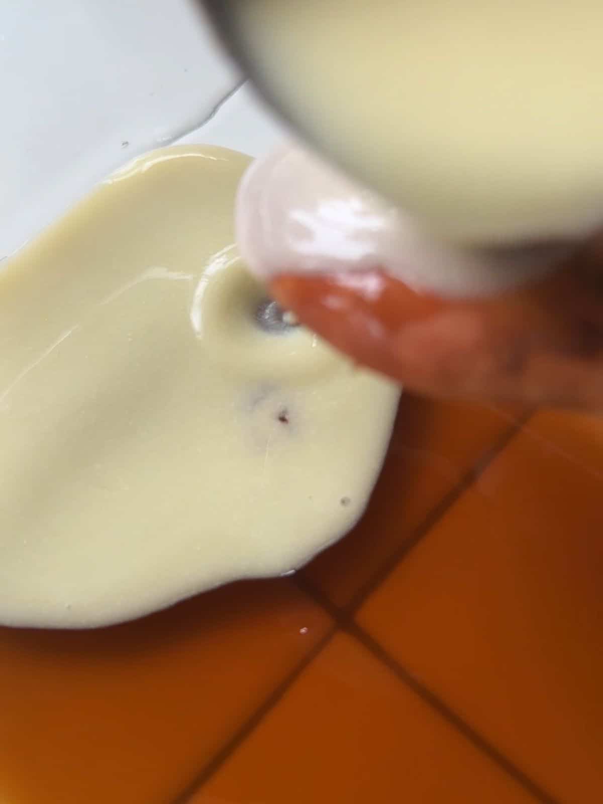 Thạch Rau Câu Flan Cà Phê (Vietnamese Coffee Flan Jelly) Pour a layer of the flan mixture over the coffee layer, spreading it evenly.