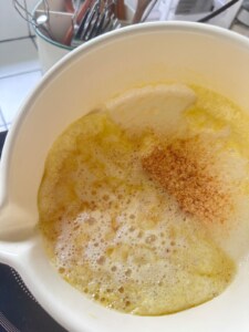 Karamellisierte Milchbestandteile am Boden des Topfes.