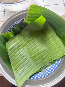 30-Minute Bánh Bột Lọc (Vietnamese Tapioca Dumplings) Cover the dumplings with banana leaves.