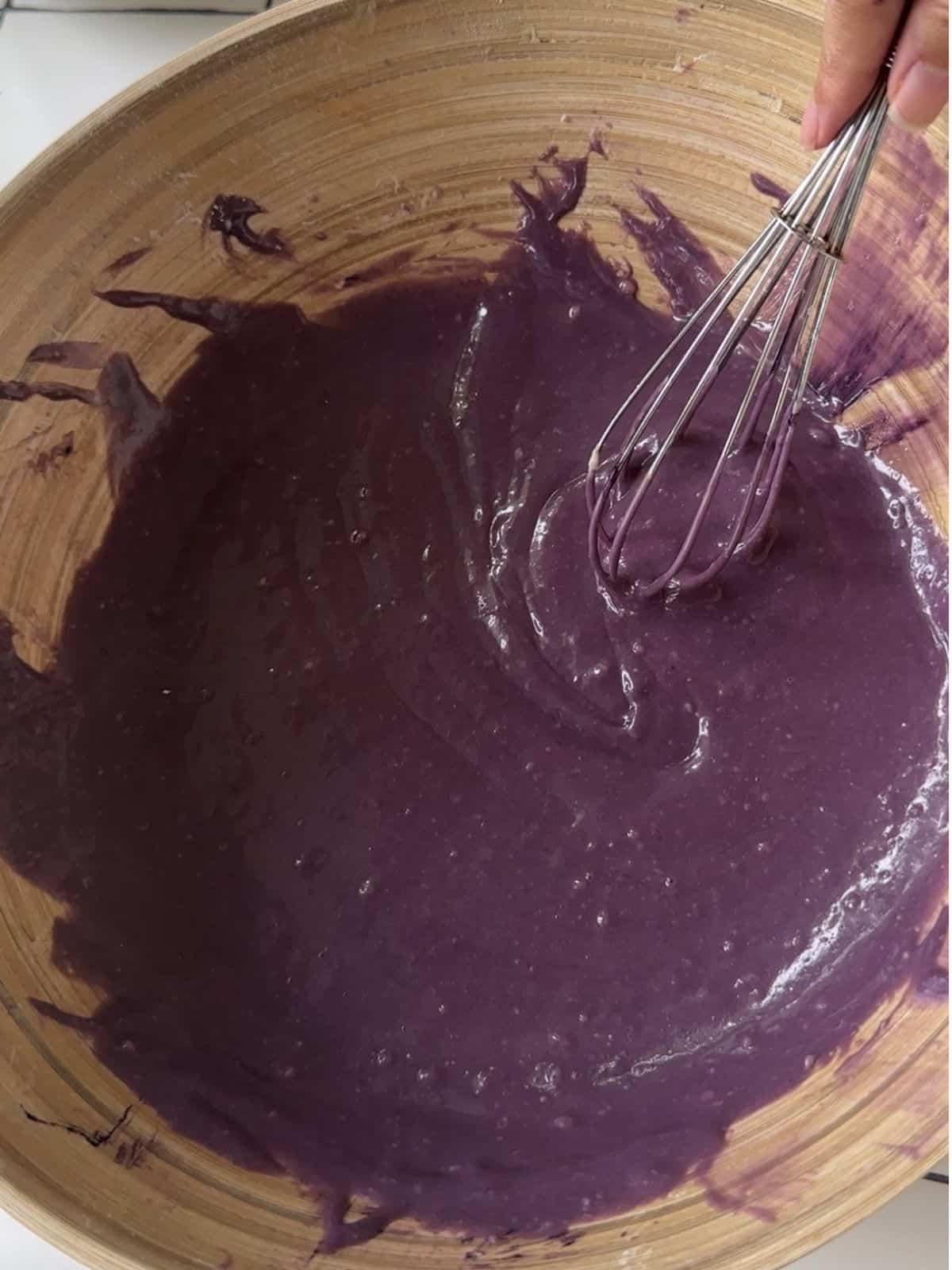 Weicher & Fluffiger Ube Chiffon-Kuchen Egg yolk mixture for ube chiffon cake.