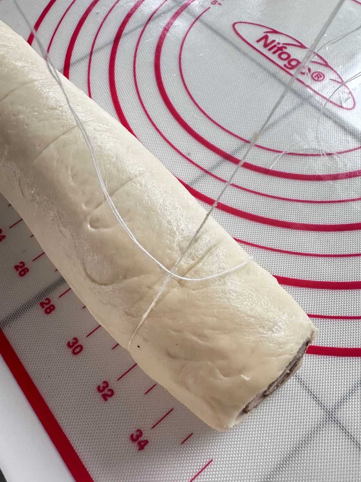 Die Rolle in etwa gleich große Schnecken schneiden.