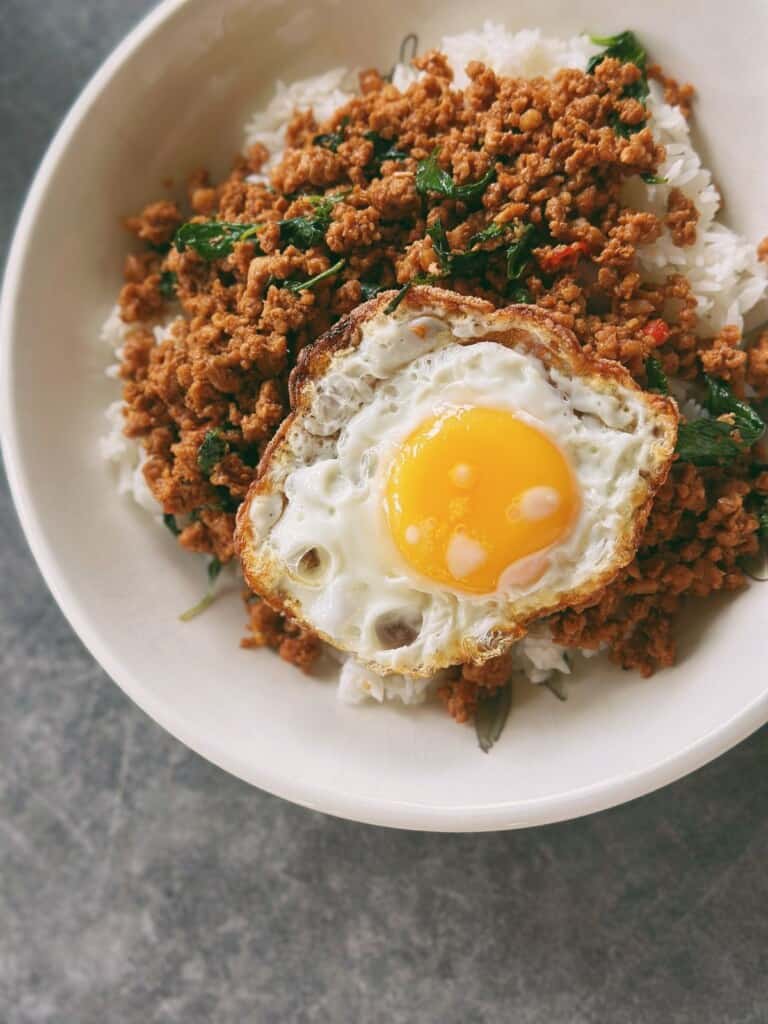 Pad Kra Pao/Phat Kaphrao/Pad Krapow (Thai-Basilikum-Hackfleisch)