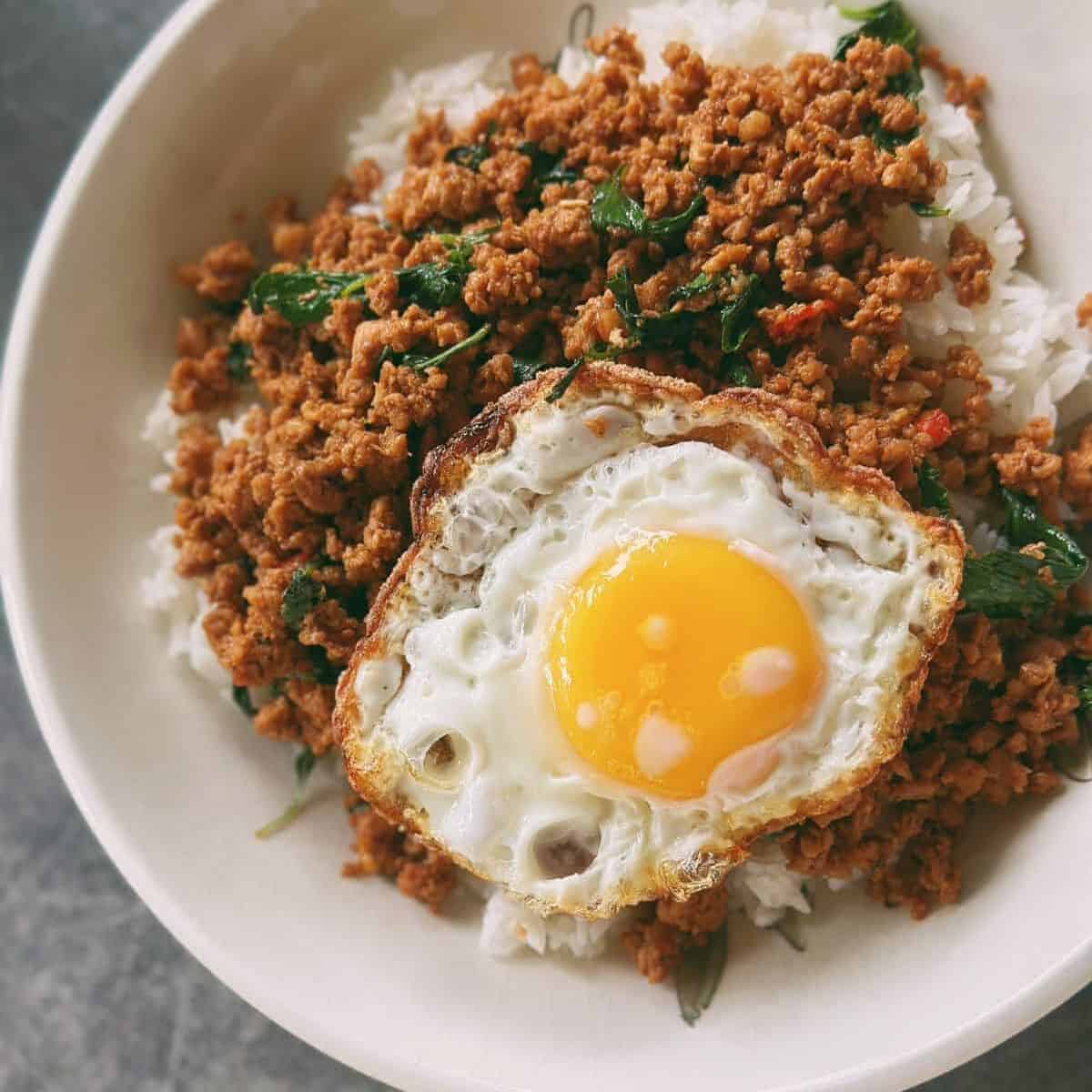 Pad Kra Pao/Phat Kaphrao/Pad Krapow (Thai-Basilikum-Hackfleisch)