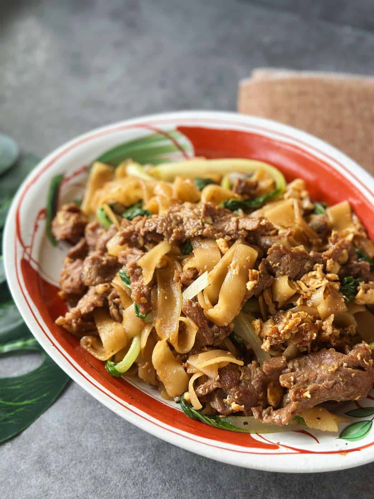 Pad See Ew (Thai Stir Fried Noodles) Pad See Ew (Thailändische gebratene Reisnudeln)