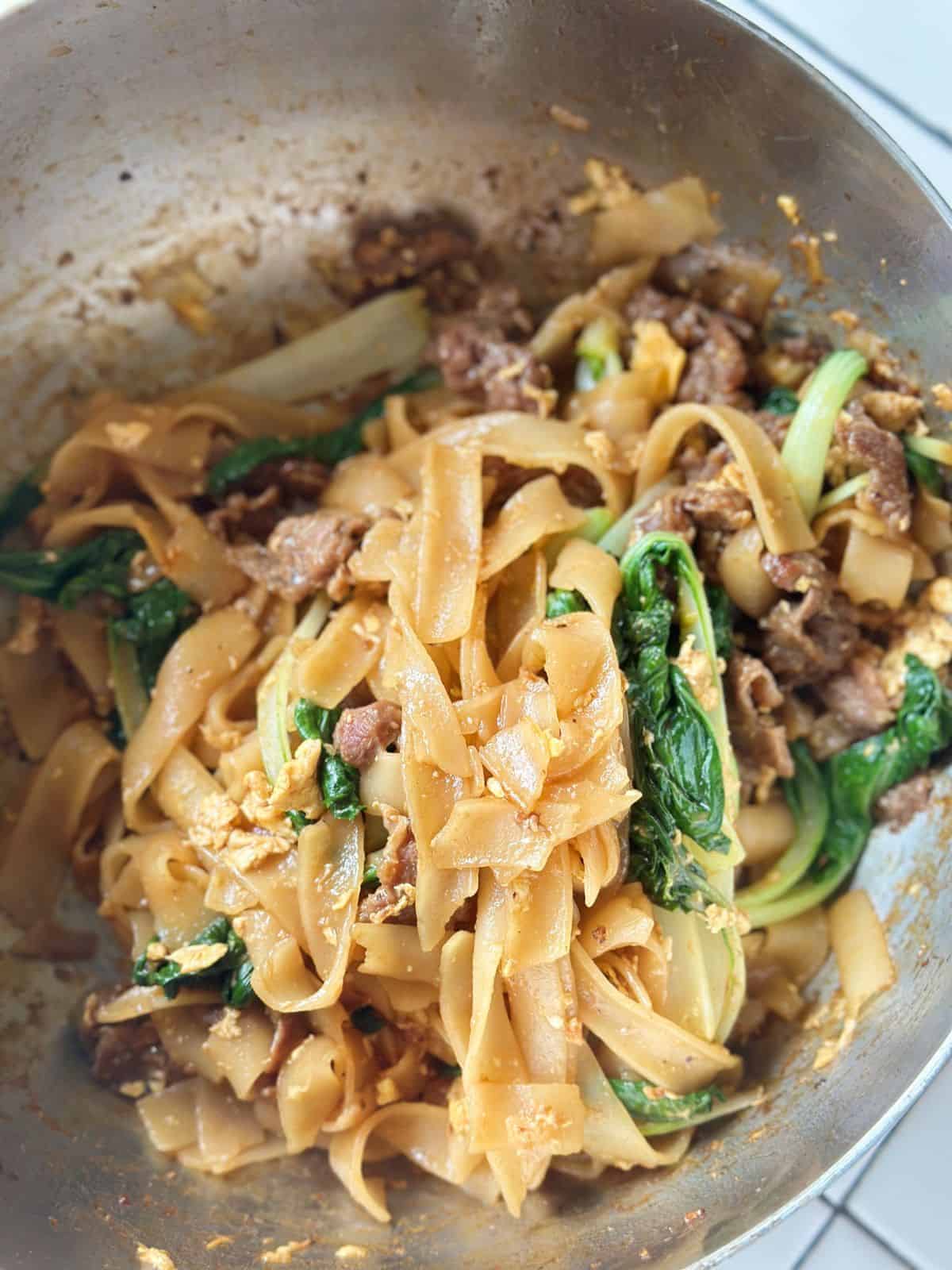 Original Pad See Ew (thailändisch gebratene Reisnudeln) Reisnudeln in der Pfanne gebraten