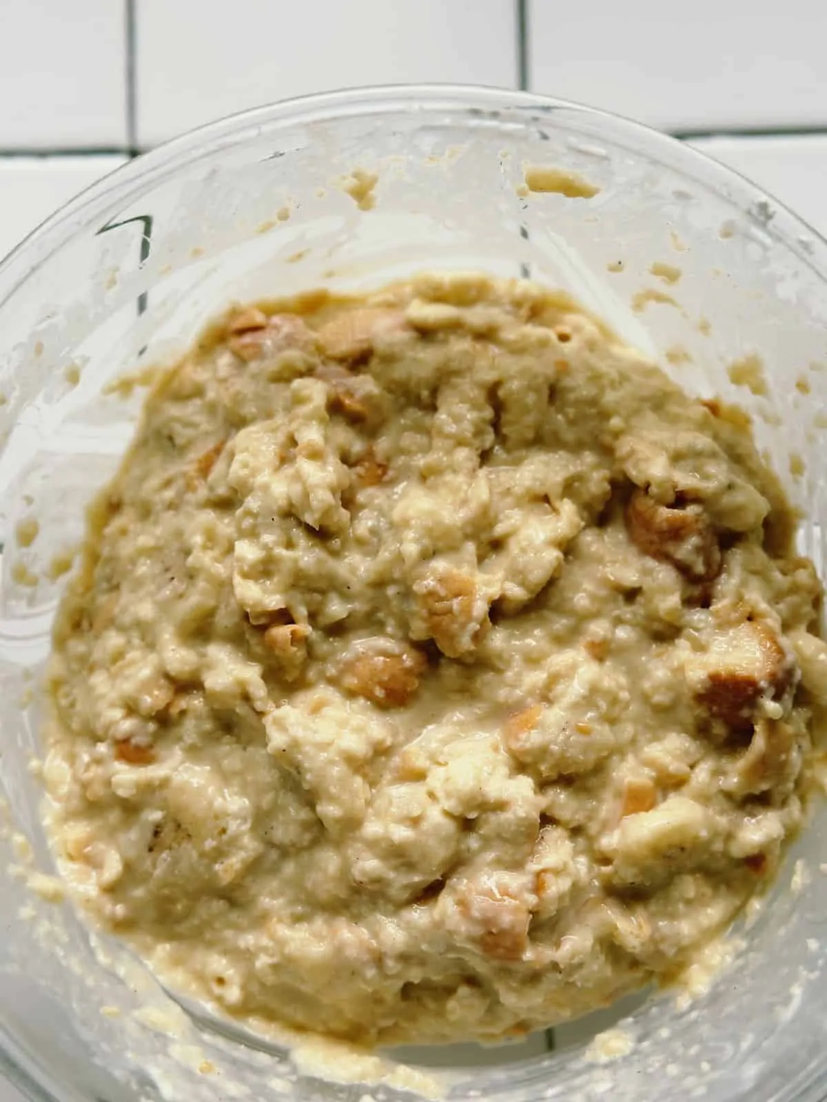 Vietnamesischer Bananenkuchen (Bánh Chuối Nướng) Mix the bananas, bread, and remaining ingredients.