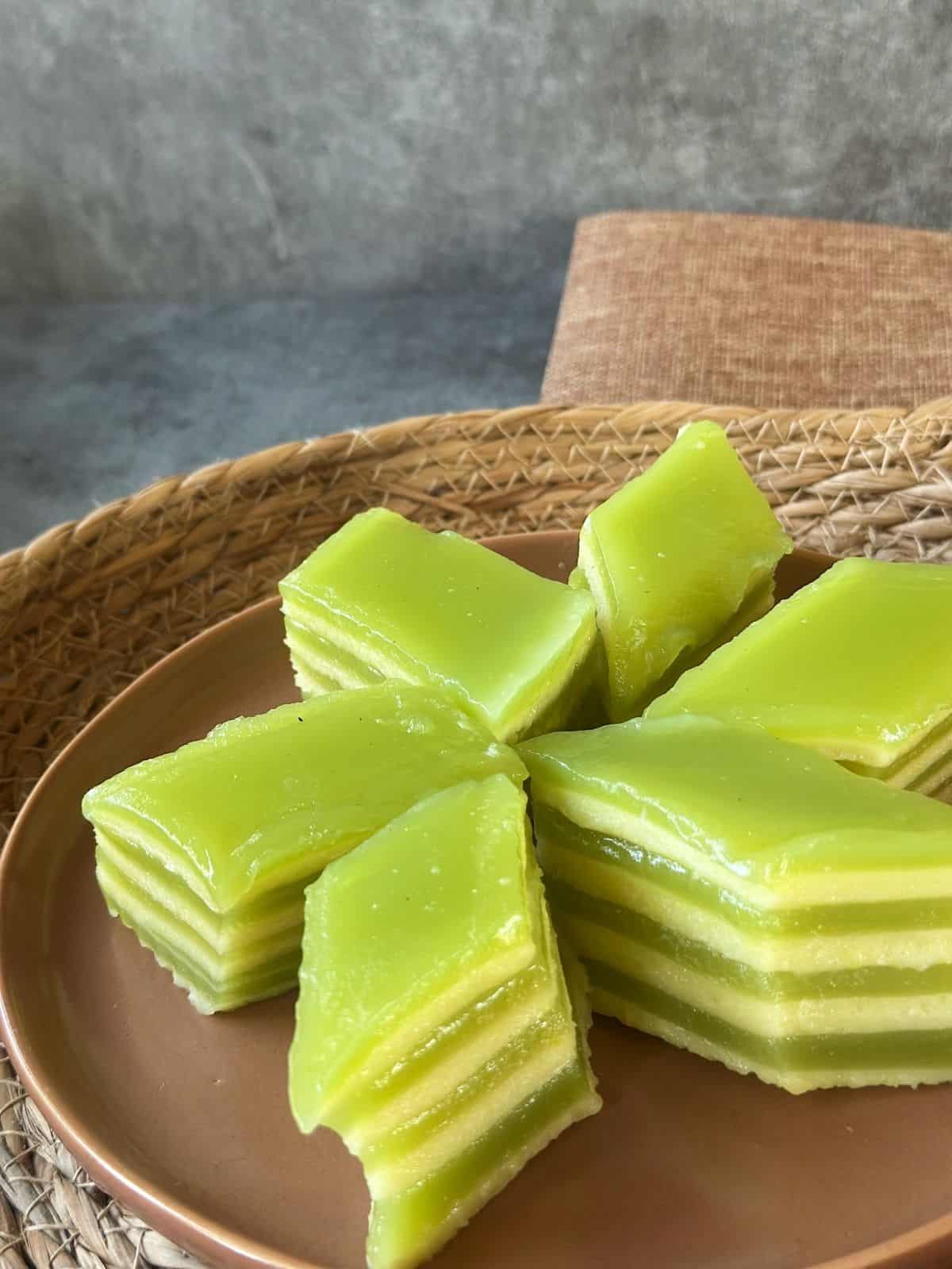 Bánh Da Lợn (Vietnamesischer Pandan-Schichtkuchen) Vietnamese Steamed Pandan Layer Cake (Bánh Da Lợn)
