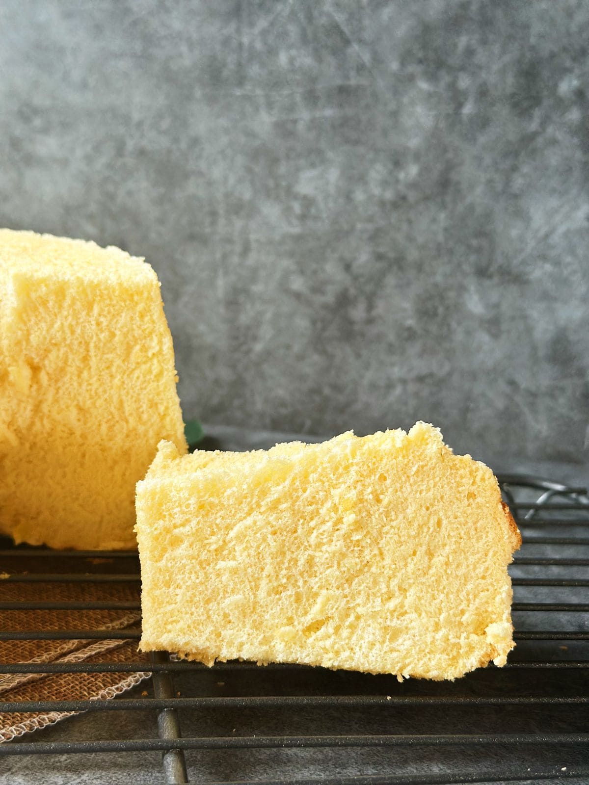 Fluffiger Chiffon Kuchen / Chiffon Cake / シフォンケーキ Close-up of a slice of Chinese chiffon cake, highlighting its light, spongy interior and delicate crumb structure.