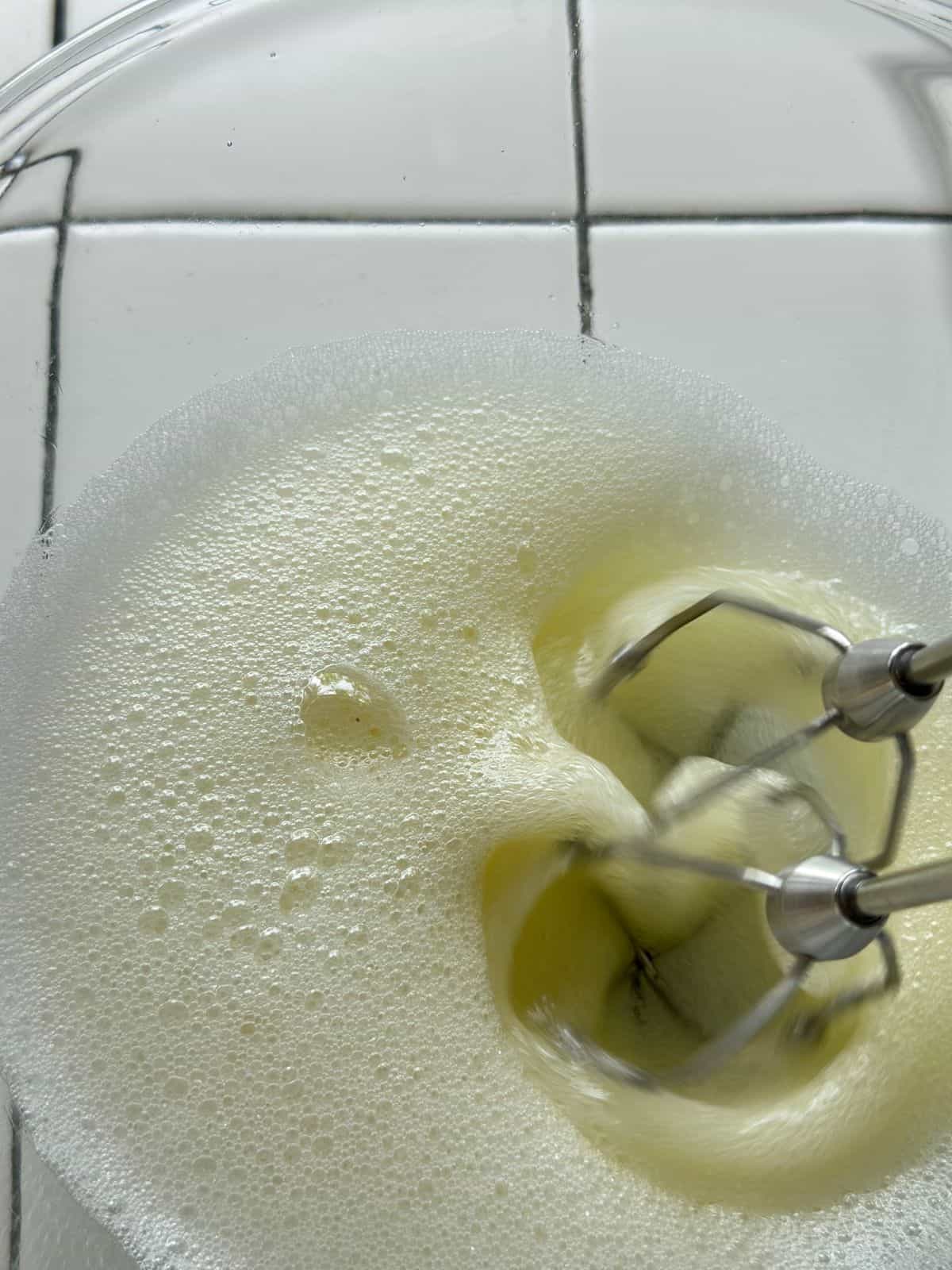 Fluffiger Chiffon Kuchen / Chiffon Cake / シフォンケーキ Egg whites being beaten with an electric mixer, forming large bubbles in the foamy stage.