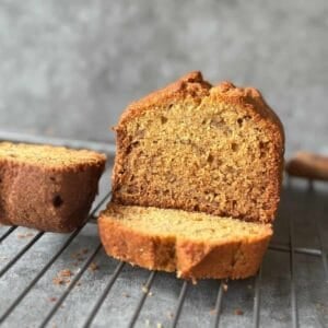 Bester Bananenkuchen – Saftig & Einfach Gelingsicher Aufgeschnittener Bananenkuchen, der eine saftige, gleichmäßige Krume zeigt, auf einem Kuchengitter.
