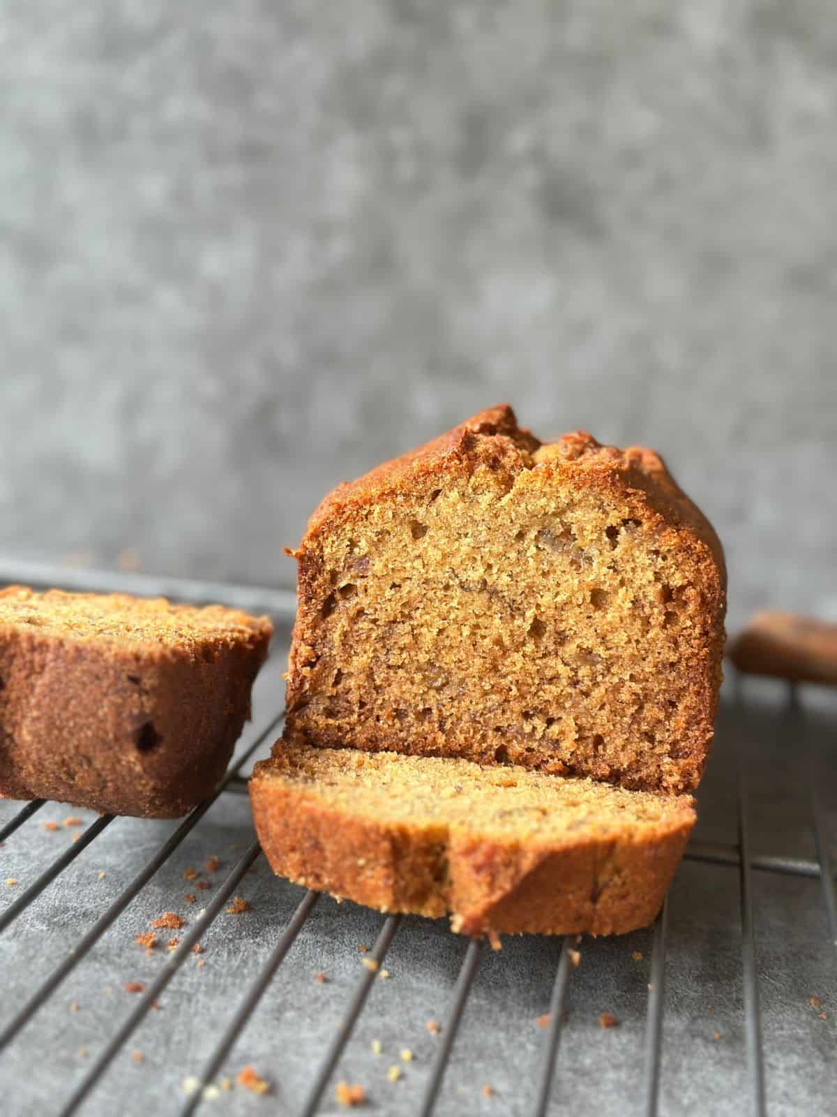 Bester Bananenkuchen – Saftig & Einfach Gelingsicher Aufgeschnittener Bananenkuchen, der eine saftige, gleichmäßige Krume zeigt, auf einem Kuchengitter.