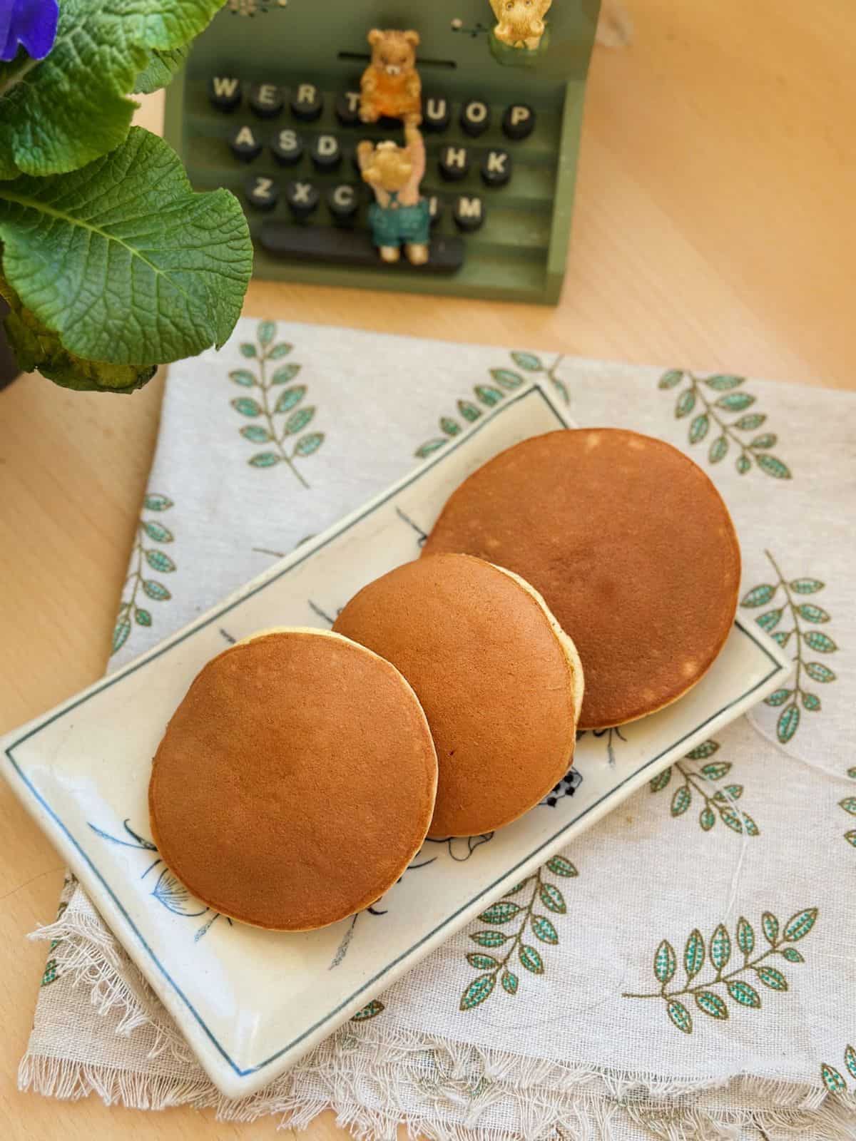 Dorayaki – Japanische Pfannkuchen gefüllt mit Bohnenpaste Simple & Fluffy Dorayaki