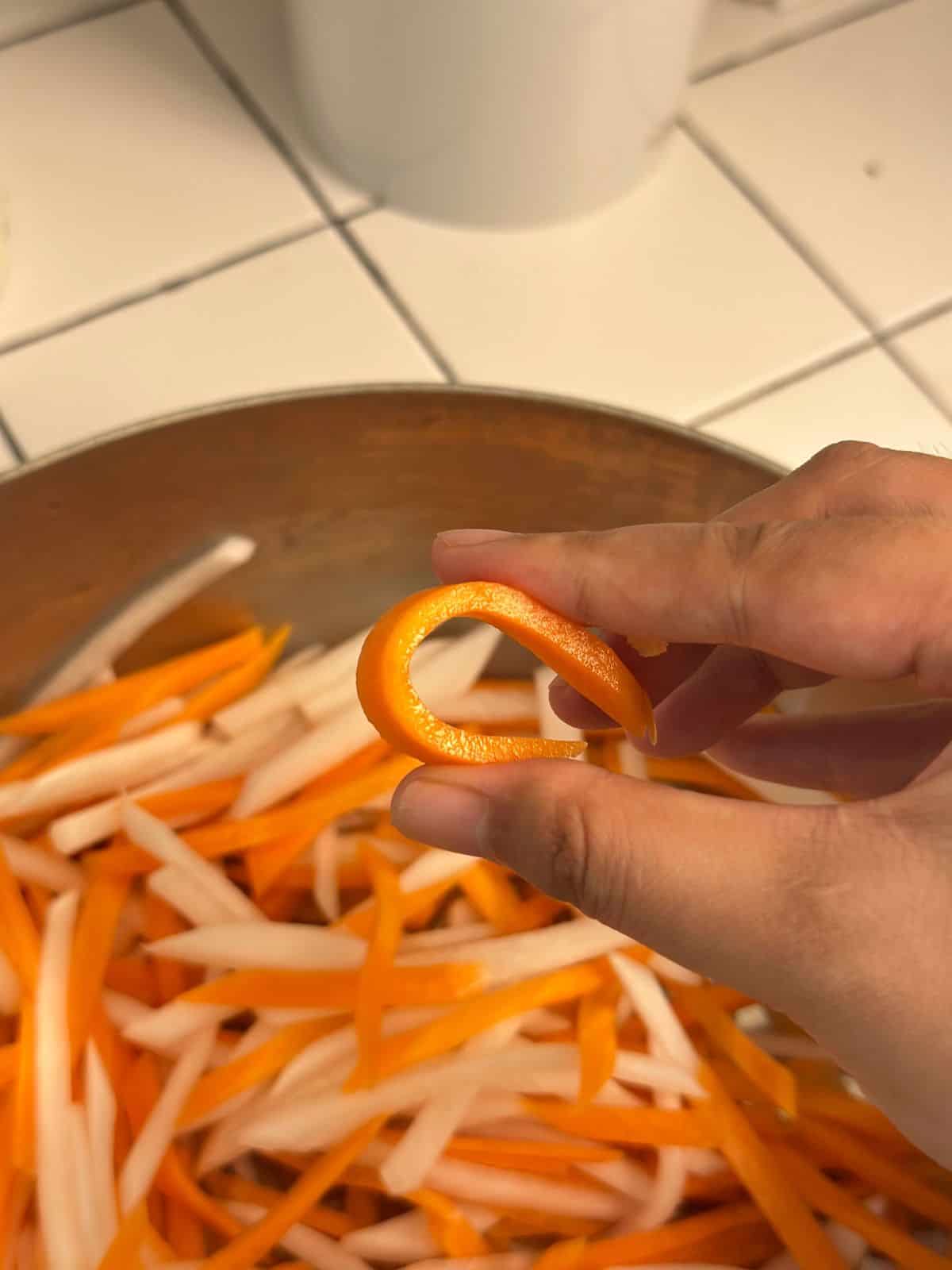 Vietnamesisch Eingelegte Karotten & Daikon-Rettich: Đồ Chua Bendable carrot matchsticks, ready for pickling.
