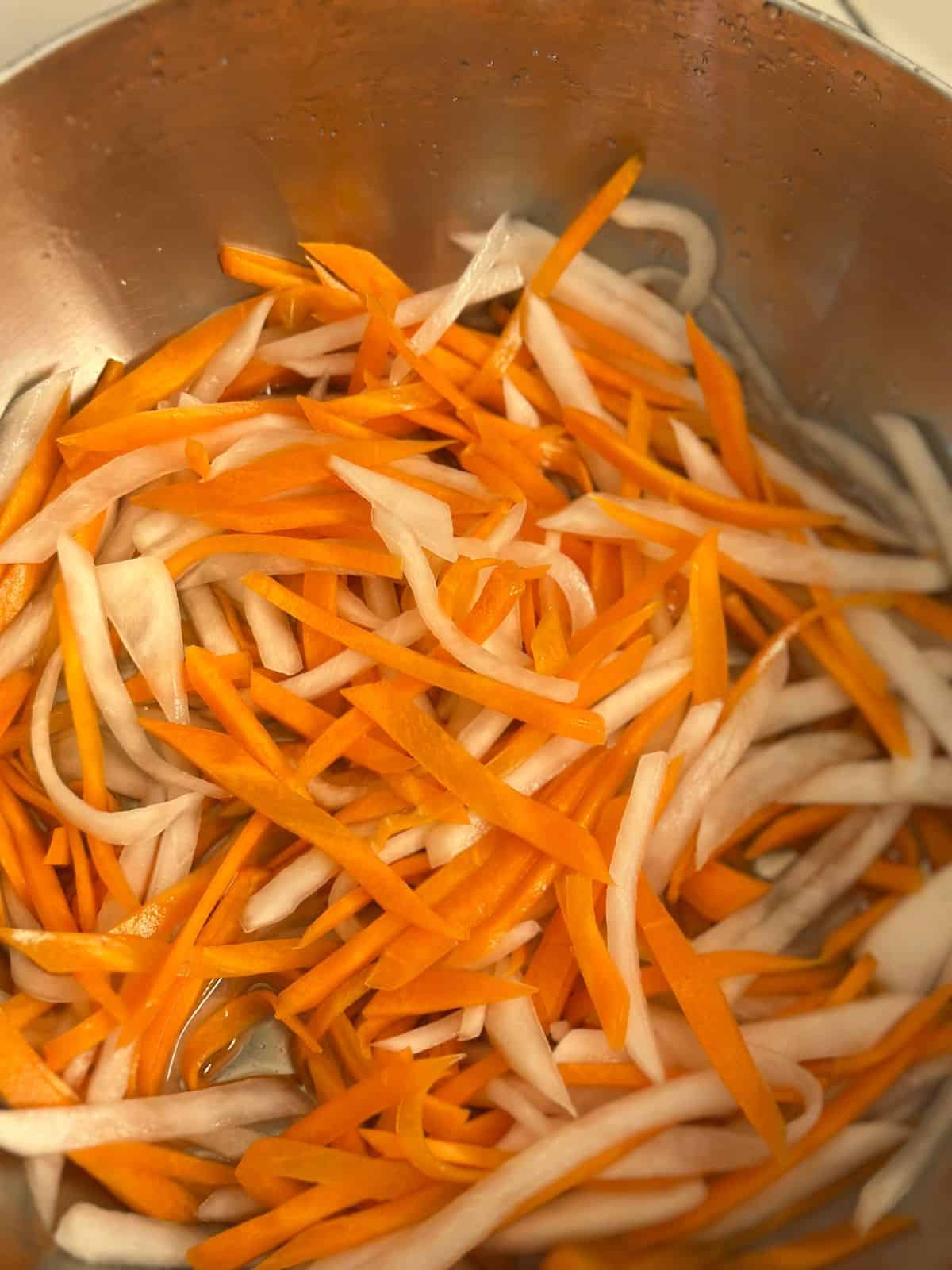 Vietnamesisch Eingelegte Karotten & Daikon-Rettich: Đồ Chua A mix of carrot and daikon matchsticks in a pot.