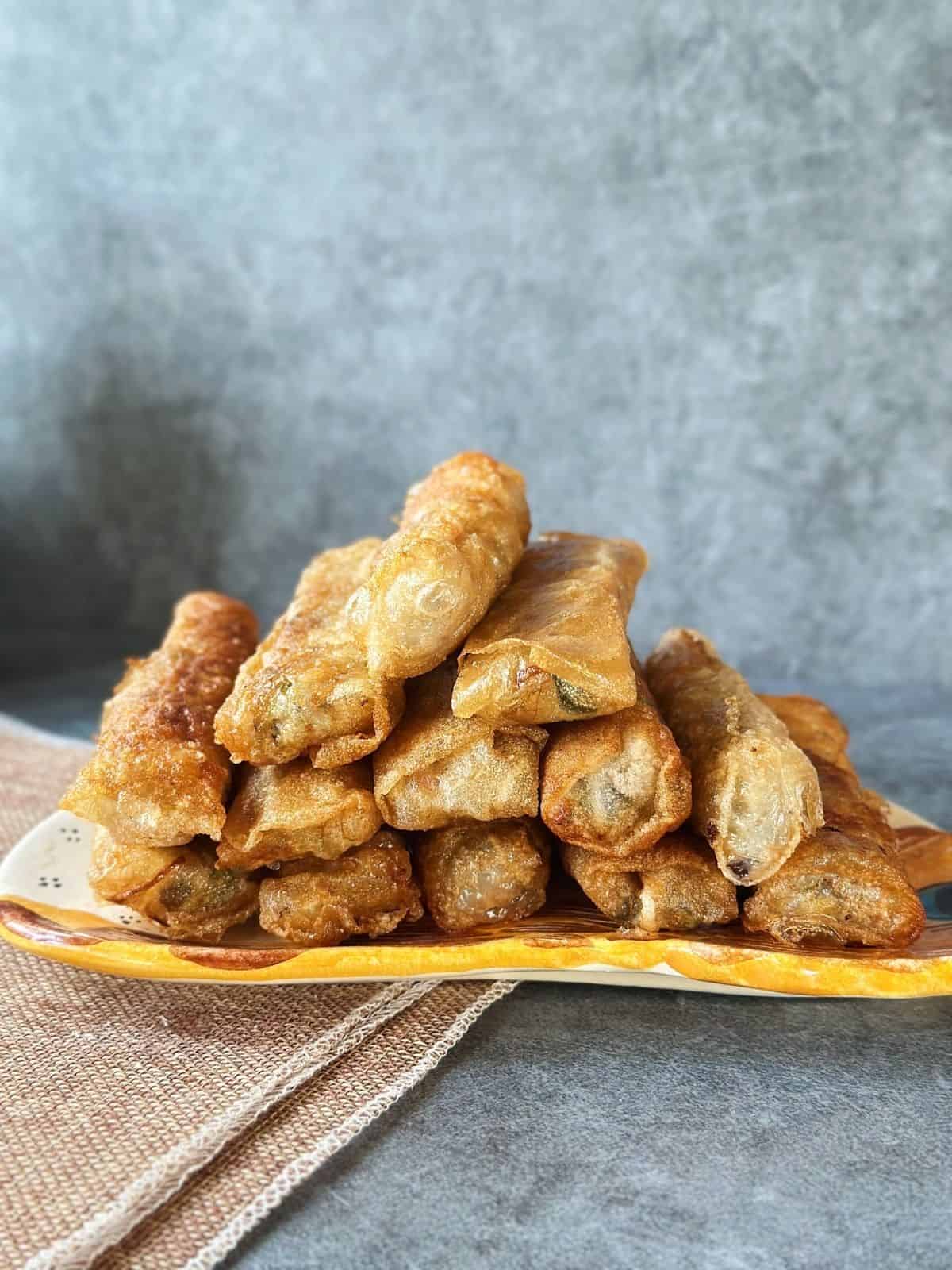 Frühlingsrollen aus Vietnam (Vietnamese Spring Rolls) A plate filled with crispy golden Vietnamese fried spring rolls (Nem Rán), freshly fried and ready to serve.