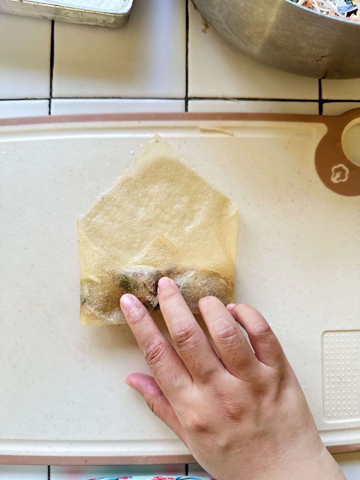 Frühlingsrollen aus Vietnam (Vietnamese Spring Rolls) Fold the left and right corners toward the center, keeping the roll tight but not too firm to avoid tearing.