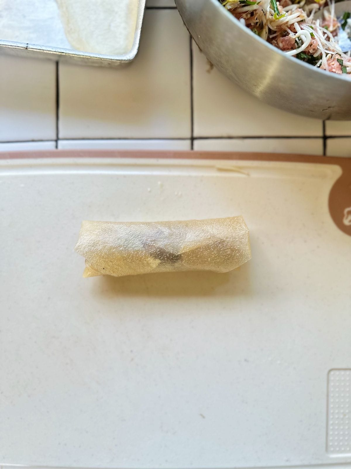 Frühlingsrollen aus Vietnam (Vietnamese Spring Rolls) Roll the wrapper away from you until only the top corner remains. Brush a bit of beaten egg white along the edge, then roll it up completely to seal.