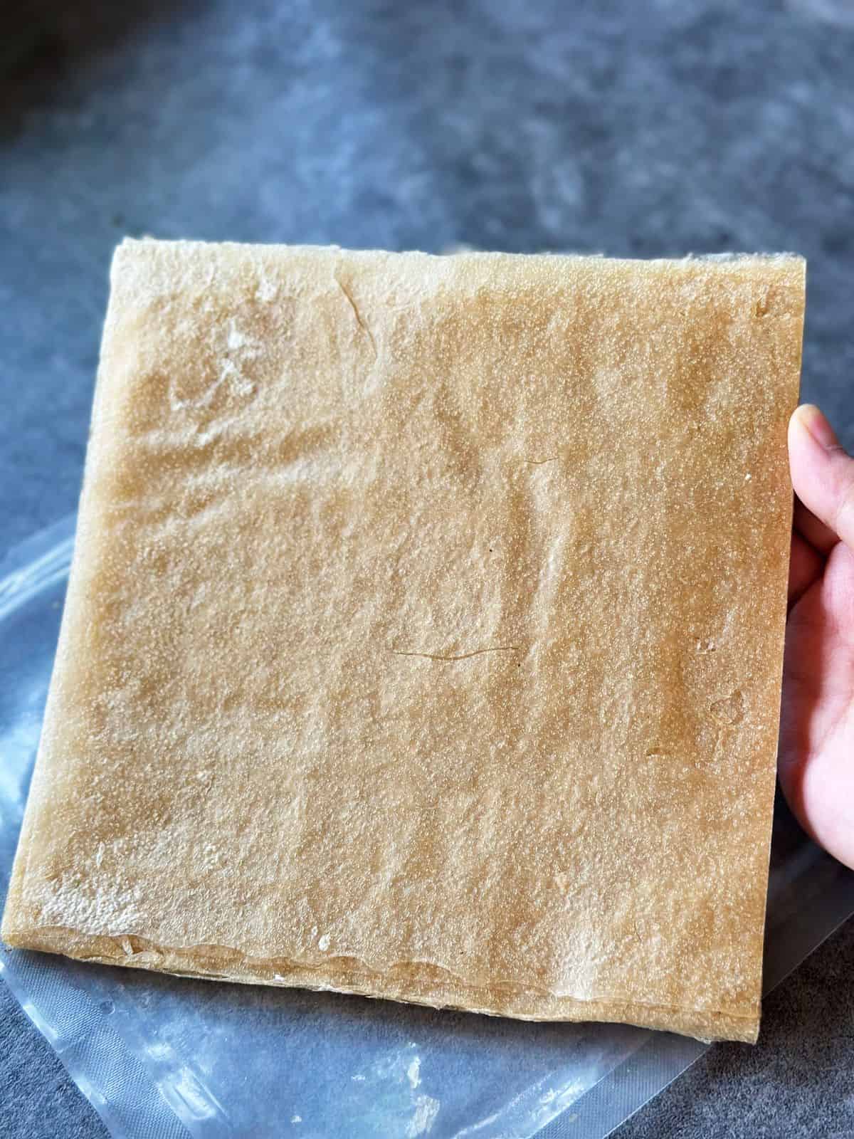 Frühlingsrollen aus Vietnam (Vietnamese Spring Rolls) Bánh Đa Nem Hà Tĩnh – traditional Vietnamese rice paper made from 100% rice, known for its delicate texture and extra crispiness when fried.