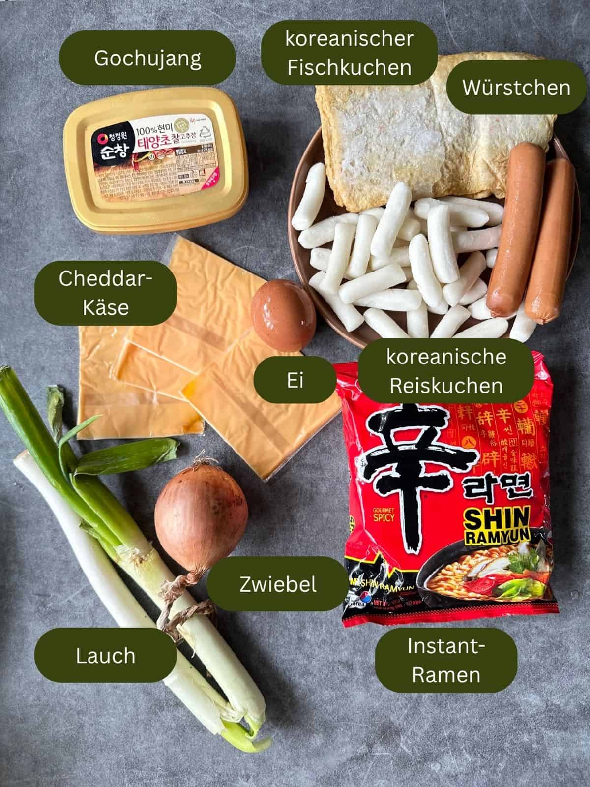 Zutaten für Rabokki ordentlich auf dem Tisch angerichtet.