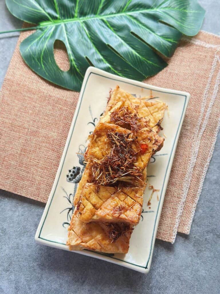 Addictive Lemongrass Tofu: Secrets from Vietnamese Cooks A plate of crispy Vietnamese lemongrass tofu, glazed in aromatic lemongrass and chili.
